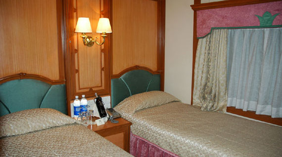 deluxe-twin-bed-cabin